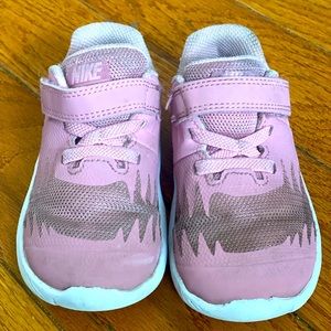 Toddler girl nike sneaker 7c